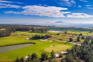 Sân golf 18 lỗ thuộc Khu phức hợp du lịch nghỉ dưỡng Vinpearl Nam Hội An (Quảng Nam).