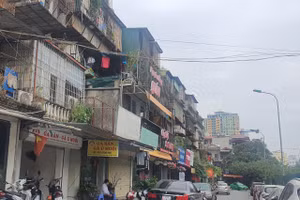 Tập thể G6A nguy hiểm cấp D vẫn còn nhiều hộ dân bám trụ kinh doanh tầng 1.