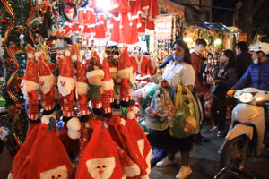 'Sức nóng' trên thị trường đồ chơi, quà tặng, đồ trang trí phục vụ Noel lại càng nhộn nhịp, sôi động với cảnh người bán, người mua tấp nập trên các con phố.