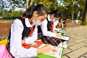 Học sinh Trung Quốc quan sát thiên nhiên.