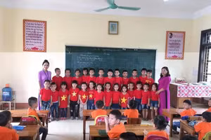 Cô giáo Nông Thị Hiệu (bên trái) cùng đồng nghiệp và học trò thân yêu. Ảnh: NVCC