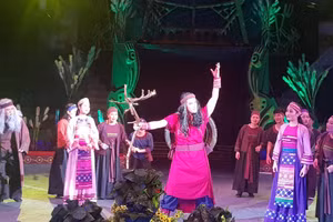 Vở 'Cây gậy thần' được đánh giá cao khi kết hợp nghệ thuật xiếc và cải lương.