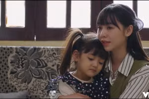 Trong bộ phim 'Đừng làm mẹ cáu', nhân vật bé Happy được xây dựng khá đặc biệt khi ở bên mẹ Hạnh còn đầy vụng dại, côi cút. Ảnh chụp từ phim.