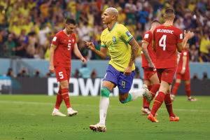 Tiền đạo Richarlison ăn mừng chiến thắng.