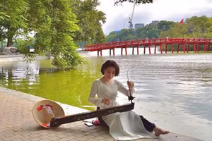 NSƯT Kim Anh luôn cháy bỏng niềm đam mê với cây đàn bầu.