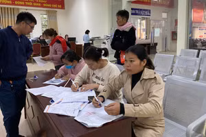 Công nhân đến Trung tâm dịch vụ việc làm làm thủ tục nhận trợ cấp thất nghiệp.