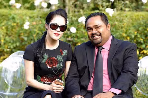 Nữ ca sĩ Thu Phương hạnh phúc bên Dũng Taylor.