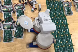 Sản phẩm đồng hồ nước thông minh được hoàn thiện với “trung tâm” là bộ phận chuyển đổi dữ liệu sang dạng số tích hợp trên bo mạch.