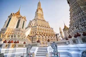 Wat Arun, ngôi chùa nổi tiếng bởi kiến trúc khảm sứ ngũ sắc. Ảnh: Marina Pissarove, Alamy.com.