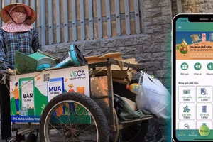 Người thu mua ve chai sử dụng ứng dụng VECA.