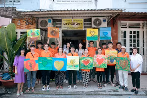 Lớp học vẽ mang tên 'Âm thanh hội họa' của họa sĩ Văn Y. Ảnh: BTC