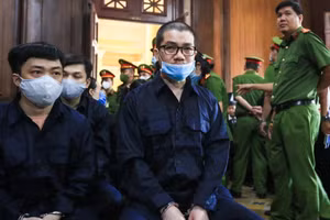 Nguyễn Thái Luyện (phải) bị đề nghị mức án chung thân.