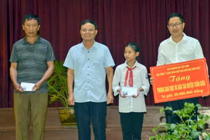 Ông Ly Giống Lềnh (ngoài cùng bên trái) đón nhận học bổng 'Học không bao giờ cùng'.