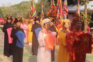 Khăn Piêu được phụ nữ Thái đội trong Lễ hội Đền Hoàng Công Chất.