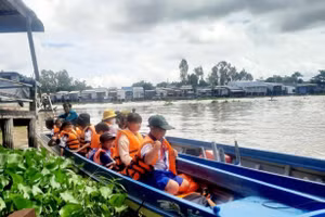 Học sinh vùng lũ huyện An Phú (An Giang) được đưa rước đến trường. Ảnh: T. Nhân