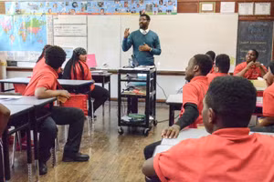 Cải thiện điều kiện làm việc của giáo viên là một trong những yếu tố quan trọng. 