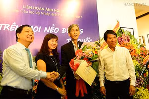 Nghệ sĩ nhiếp ảnh Nguyễn Tất Lộc (thứ 2 từ phải sang) trong triển lãm ảnh “Dấu ấn những công trình”.