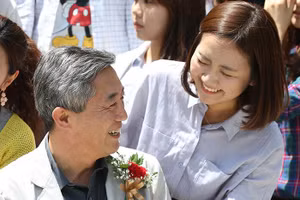 Học trò cũ tặng thầy giáo hoa cẩm chướng trong Ngày Nhà giáo Hàn Quốc.