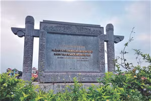 Biển ghi dấu chiến công bên bờ sông lịch sử. Ảnh: Minh Minh