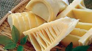 Măng tre có vị ngọt, hơi đắng nhưng tính mát, giúp 'hạ hỏa', lợi tiểu.