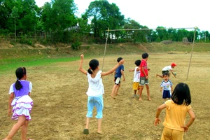 Mỗi lần nhìn các cháu thiếu niên vô tư chơi đá bóng ven đường tôi lại nhớ về 'tuổi thơ tôi đá trên đồng'. Ảnh: Tiên Sa.