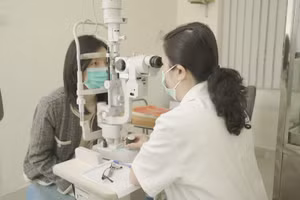 Người bệnh tiểu đường cần duy trì khám mắt định kỳ phòng biến chứng. Ảnh minh họa.