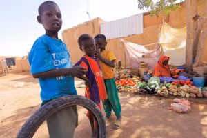 Trẻ em trong một khu chợ ở thủ đô Khartoum của Sudan.