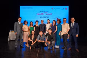 Đông đảo nghệ sĩ của Nhà hát Tuổi trẻ tham dự buổi lễ khởi công vở kịch 'Hedda Gabler'.