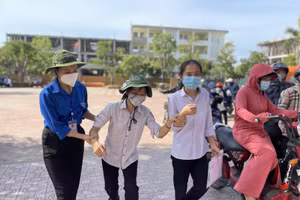 Thí sinh khuyết tật được tình nguyện viên đưa đón tận nhà