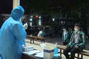 Lấy mẫu xét nghiệm cho giáo viên và học sinh.