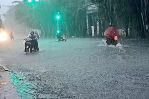 Nhiều tuyến đường TP Hà Tĩnh bị ngập sâu trong nước