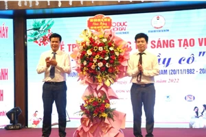 Nhà báo Nguyễn Văn Dũng - Trưởng Văn phòng đại diện Báo GD&TĐ khu vực MT-TN tặng hoa chúc mừng Sở GD&ĐT Hà Tĩnh.