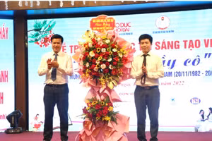 Nhà báo Nguyễn Văn Dũng - Trưởng Văn phòng đại diện Báo GD&TĐ khu vực MT-TN tặng hoa chúc mừng Sở GD&ĐT Hà Tĩnh.