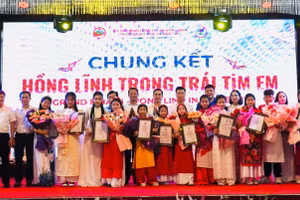 Ban tổ chức tặng hoa chúc mừng các thí sinh đạt giải.