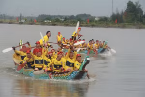 Người dân tổ chức đua thuyền mừng Tết Độc lập