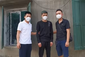 Đối tượng Bùi Anh Điệp (ở giữa) bị cơ quan chức năng bắt giữ. (Ảnh CA TP Hà Tĩnh).