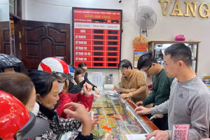  Người dân mua vàng lấy may tại đường Nguyễn Công Trứ, Tp Hà tĩnh.