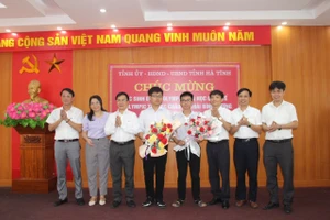 Lãnh đạo UBND tỉnh Hà Tĩnh tặng hoa chúc mừng các học sinh Hà Tĩnh tham dự các kỳ thi quốc tế 2023 (Ảnh tư liệu).