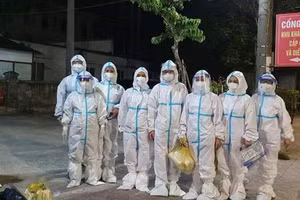 Ngành y tế tiến hành lấy mẫu xét nghiệm Covid-19 trong đêm 15/8 tại thị trấn Xuân An (huyện Nghi Xuân)