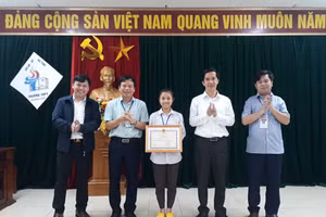Em Bùi Thị Mỹ Dung nhận giấy khen của lãnh đạo sở GD&ĐT Hà Tĩnh