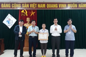 Em Bùi Thị Mỹ Dung nhận giấy khen của lãnh đạo sở GD&ĐT Hà Tĩnh