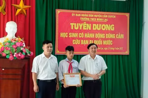 Ban giám hiệu Trường THCS Minh Lạc tổ chức tuyên dương và khen thưởng em Nguyễn Văn Dương vì đã có hành động dũng cảm cứu người.
