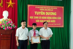 Ban giám hiệu Trường THCS Minh Lạc tổ chức tuyên dương và khen thưởng em Nguyễn Văn Dương vì đã có hành động dũng cảm cứu người.