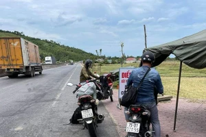 Ngành y tế Hà Tĩnh khuyến cáo người dân không nên tự phát trở về địa phương bằng phương tiện cá nhân.