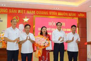 Lãnh đạo tỉnh Hà Tĩnh trao quyết định và tặng hoa chúc mừng tân Giám đốc Sở GD&ĐT.