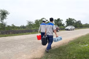 Cán bộ quan trắc, phòng Tài nguyên môi trường Thành phố Hà Tĩnh lấy mẫu nước xét nghiệm.