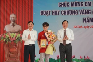 Lãnh đạo tỉnh Hà Tĩnh tặng hoa chúc mừng em Phan Xuân Hành, HCV Olympic Hóa quốc tế.