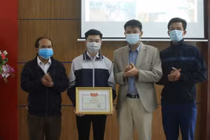 Lãnh đạo nhà trường tuyên dương và khen thưởng hành động đẹp của em Nguyễn Việt Thạch