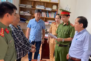 Công an Hương Khê tống đạt quyết định khởi tố vụ án, khởi tố bị can và bắt tạm giam Hoàng Thị Sơn. (Ảnh: CA Hà Tĩnh).