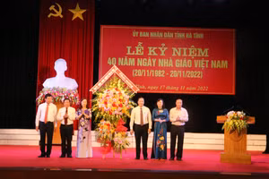 UBND tỉnh Hà Tĩnh tặng hoa chúc mừng Sở GD&ĐT Hà Tĩnh.